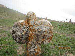 Une pierre tombale en forme de seins du cimetière de Khalid Nabi