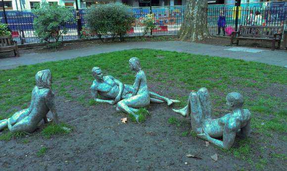 Quartier de Soho à Londres - statues partouzeuses