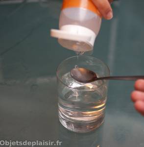 Versage de la boue de bain dans un verre d'eau