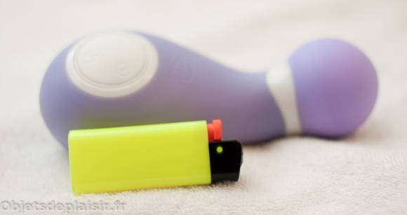 Le vibromasseur Cloud Orchid et un briquet