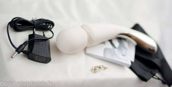 Lelo Smart Wand et son chargeur