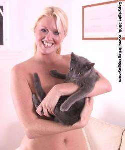 Little Gray Guy et l'actrice Leigh Brooke