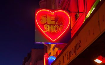 Cabines vidéo d’un sexshop