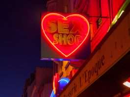 Cabines vidéo d’un sexshop