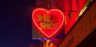 Cabines vidéo d’un sexshop