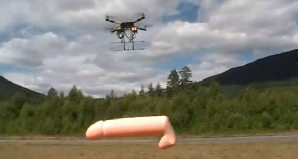 Pénis volant porté par un drone