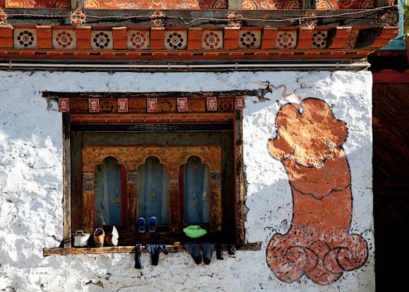 Phallus volant peint sur un mur au Bhoutan