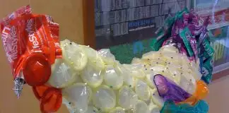 Une sculpture en préservatifs