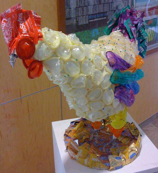 Une sculpture en préservatifs