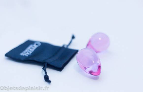 Les œufs de yoni Crystal Eggs et leur étui Les œufs de yoni Crystal Eggs et leur étui