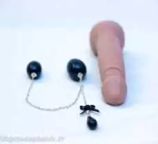Le bijou pénétrant et un gode réaliste Le bijou pénétrant et un gode réaliste