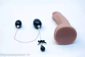 Le bijou pénétrant et un gode Fleshjack Le bijou pénétrant et un gode Fleshjack