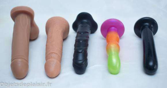 De gauche à droite : le Tantus Max O2, le Fleshjack Jason Visconti, le Fun Factory Tiger, la Tantus Comet et le Tantus Bend Over