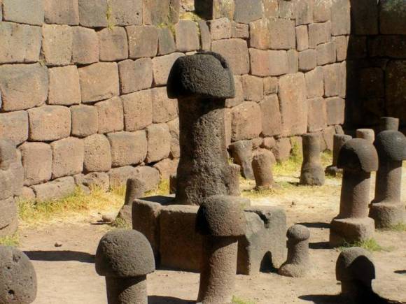 Le temple de la fertilité de Chucuito et ses monolithes phalliques