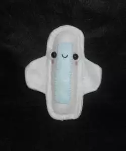 Une serviette hygiénique en peluche