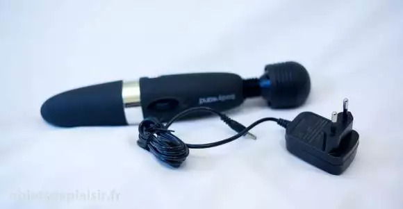 Le Body Wand rechargeable et son chargeur Le Body Wand rechargeable et son chargeur