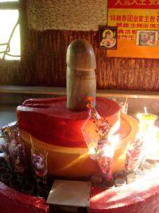 un lingam phallique en l'honneur du dieu Shiva