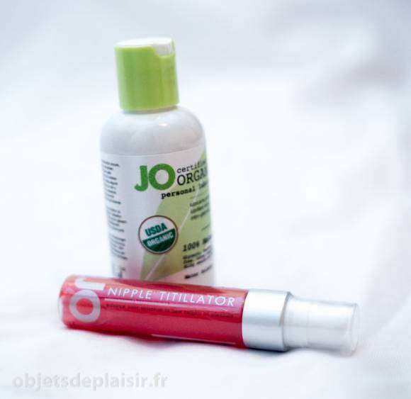 Le Nipple Titillator Jo, à côté du lubrifiant Jo Organic