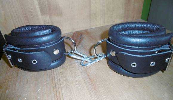 Test des menottes en cuir Rimba Test des menottes en cuir Rimba