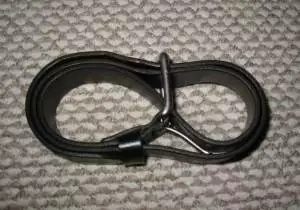 DIY BDSM : menottes improvisées avec une ceinture