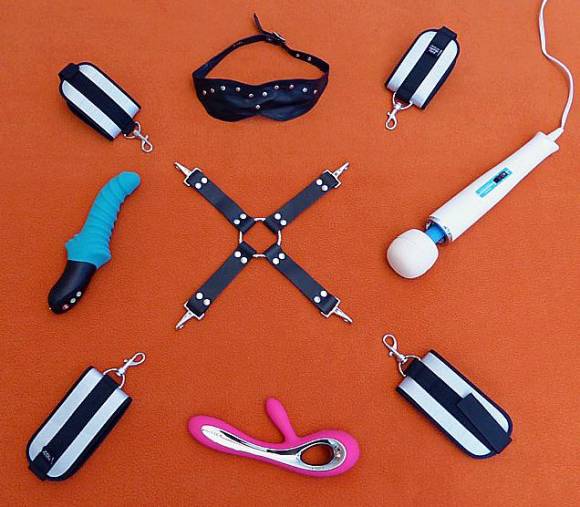 La contrainte Spartacus, en compagnie de ses nouveaux amis le Stronic Drei, le Lelo Soraya, le Magic Wand et les menottes du kit de bondage Fifty Shades of Grey