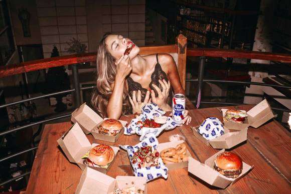 Raised by the Wolves : des photos de filles sexy en train d'engloutir burgers, donuts et pizzas