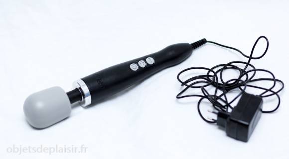Le Doxy Massager et son câble d'alimentation
