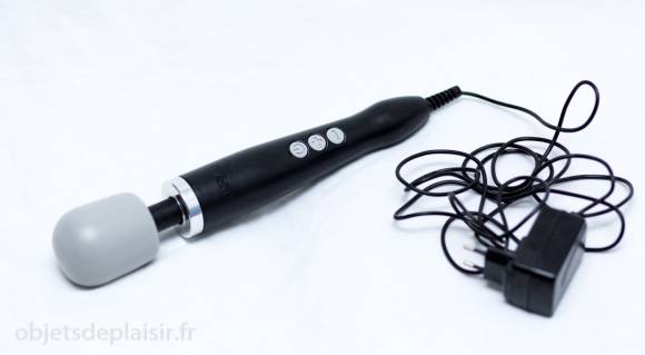 Le Doxy Massager et son câble d'alimentation