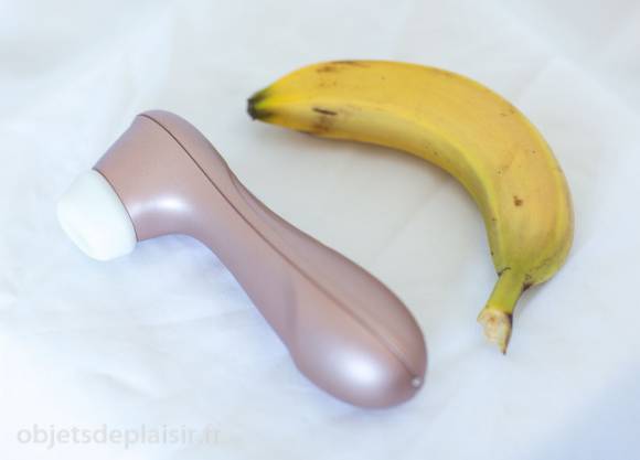 Le Satisfyer Pro 2 et une banane pour l'échelle