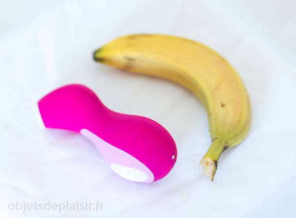 Le Satisfyer Pro Penguin et une banane, pour l'échelle