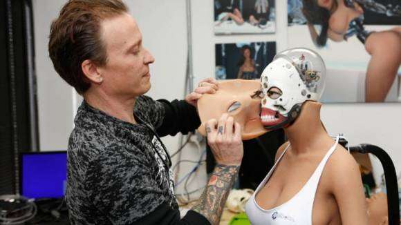 Matt McMullen et un robot sexuel Harmony