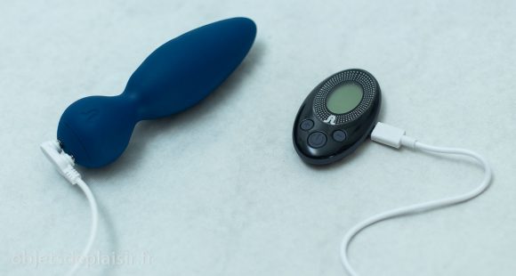 Le plug Little Rocket, sa télécommande et leurs câbles de chargement