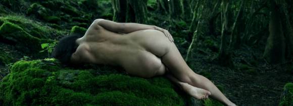 Femme nue dans la forêt