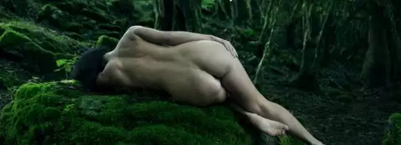 Femme nue dans la forêt Femme nue dans la forêt