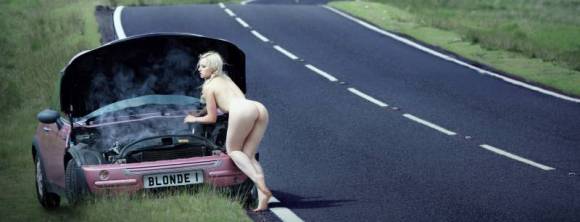 Sexe dans des lieux insolites : nue sur la route