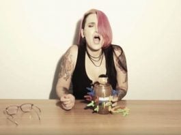Pic' Pirate avec un vibro entre les cuisses