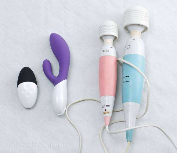 Le Siri 2 et l'Ina 2 de Lelo, à côté du Fairy Mini et du Body Wand