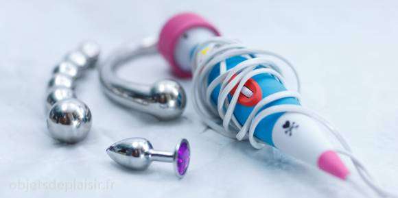 Le gode Desire Lovehoney, avec la Pure Wand Njoy, le vibro licorne et un rosebud Le gode Desire Lovehoney, avec la Pure Wand Njoy, le vibro licorne et un rosebud