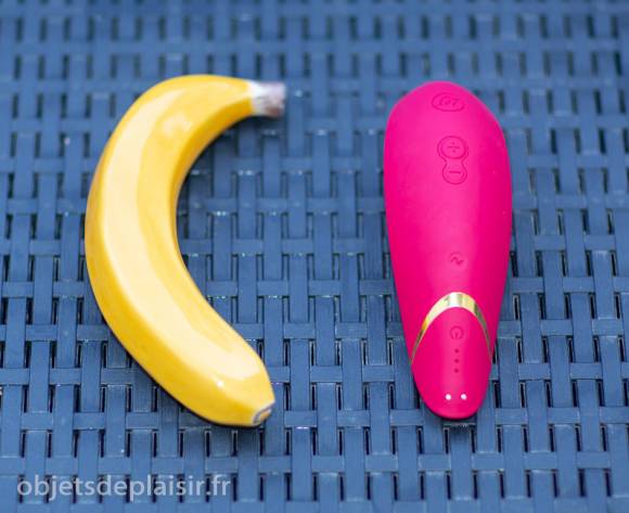 Le Womanizer Premium, avec une banane pour l'échelle