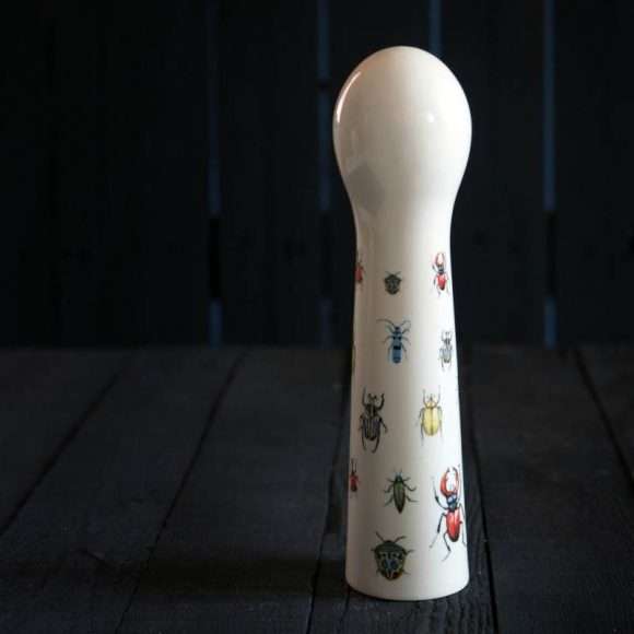 Sextoy en porcelaine orné d'insectes