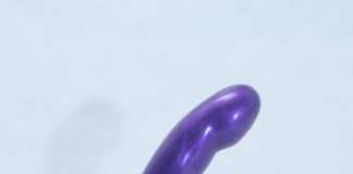 Le gode Tantus Acute, debout