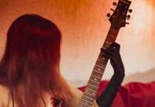 Photos de Noël sexy, guitare plutôt que guirlandes Objets de Plaisir - Photos sexy guitare de Noël