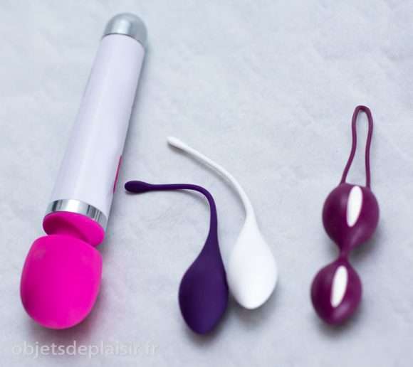 Comparaison de taille face a un petit vibro de type wand et des boules de geisha fun factory