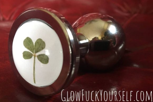 Sextoys de la Saint Patrick : plug anal contenant un trèfle à quatre feuilles