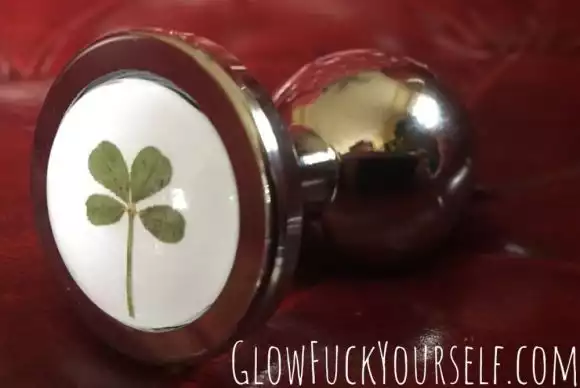 Sextoys de la Saint Patrick : plug anal contenant un trèfle à quatre feuilles