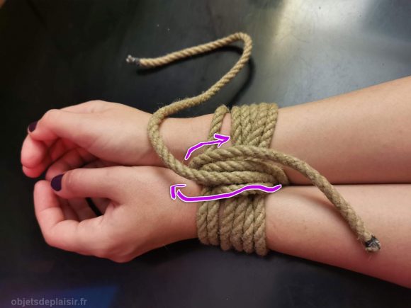 Attacher les poignets avec une corde de bondage