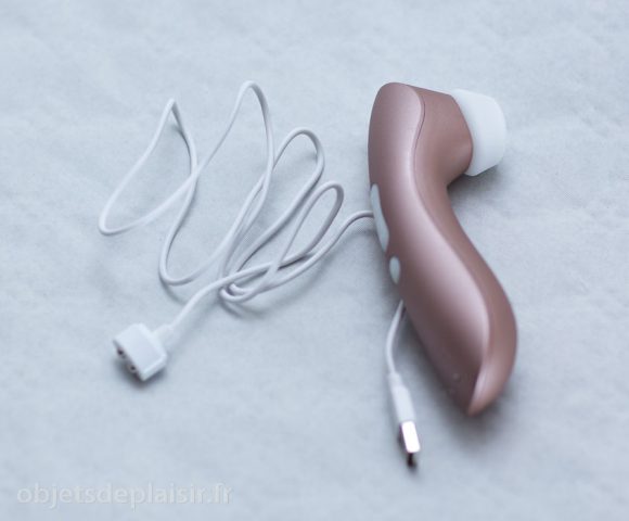 le Satisfyer Pro 2 Vibration et son câble de chargement