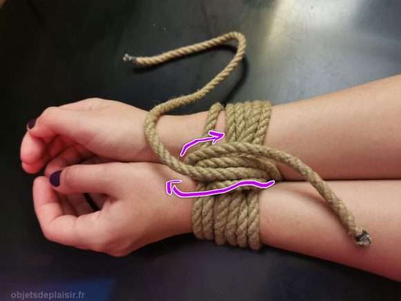 Attacher les poignets avec une corde de bondage