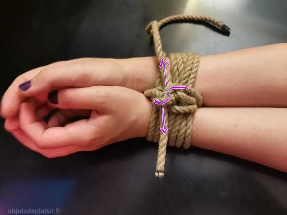 Technique de bondage pour attacher les poignets