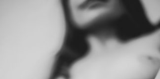 Photo sexy du jour : nue, lèvres écartées